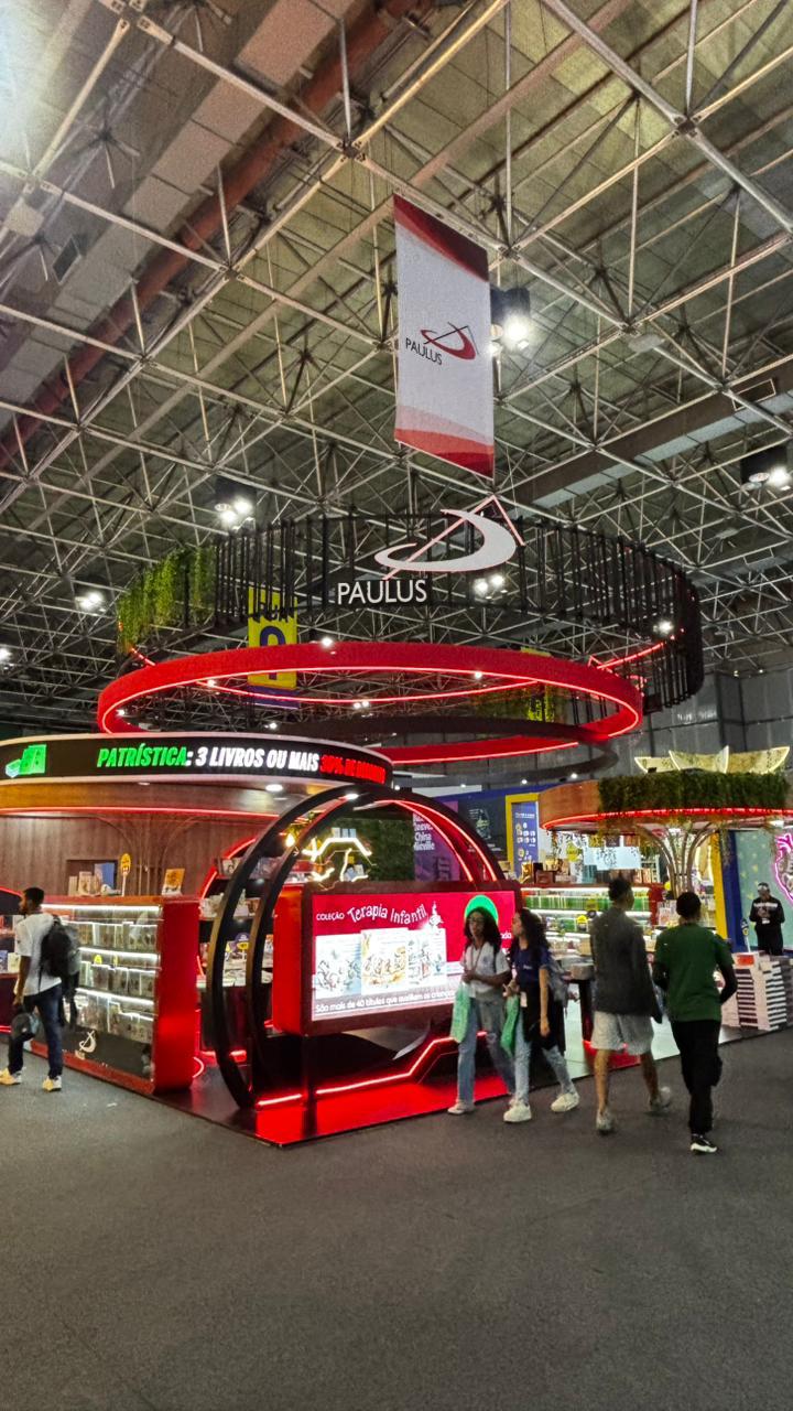 Vista frontal ampla do espaço Paulus, com grande elemento circular vermelho suspenso
