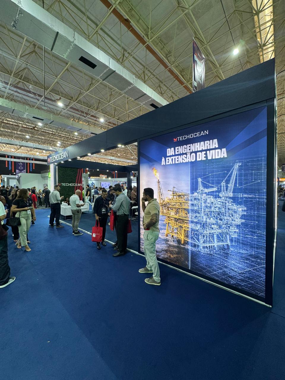 Stand TechOcean em perspectiva, com o painel iluminado Da engenharia à extensão de vida